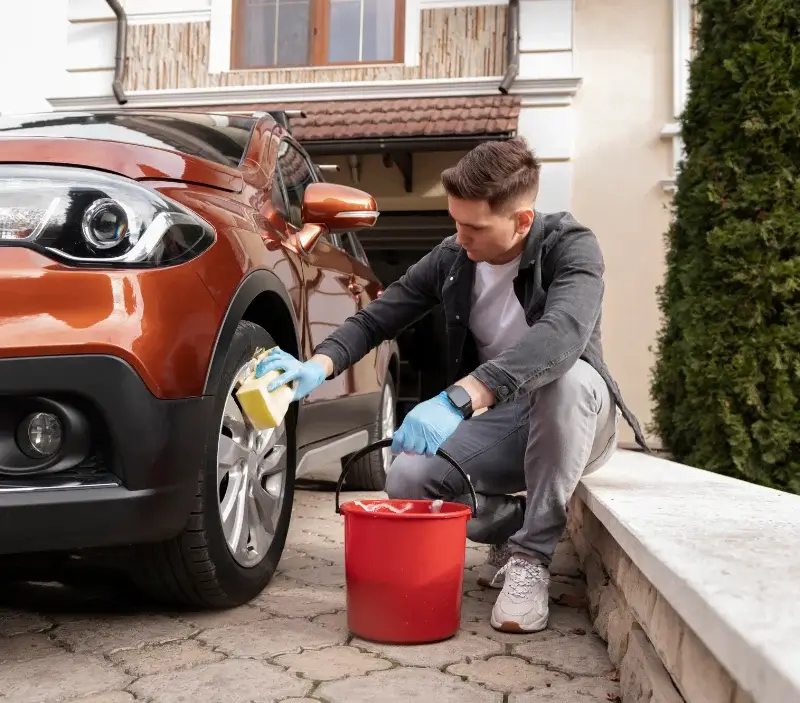 Lavage auto à domicile Burzet : professionnel intervenant sur un véhicule
